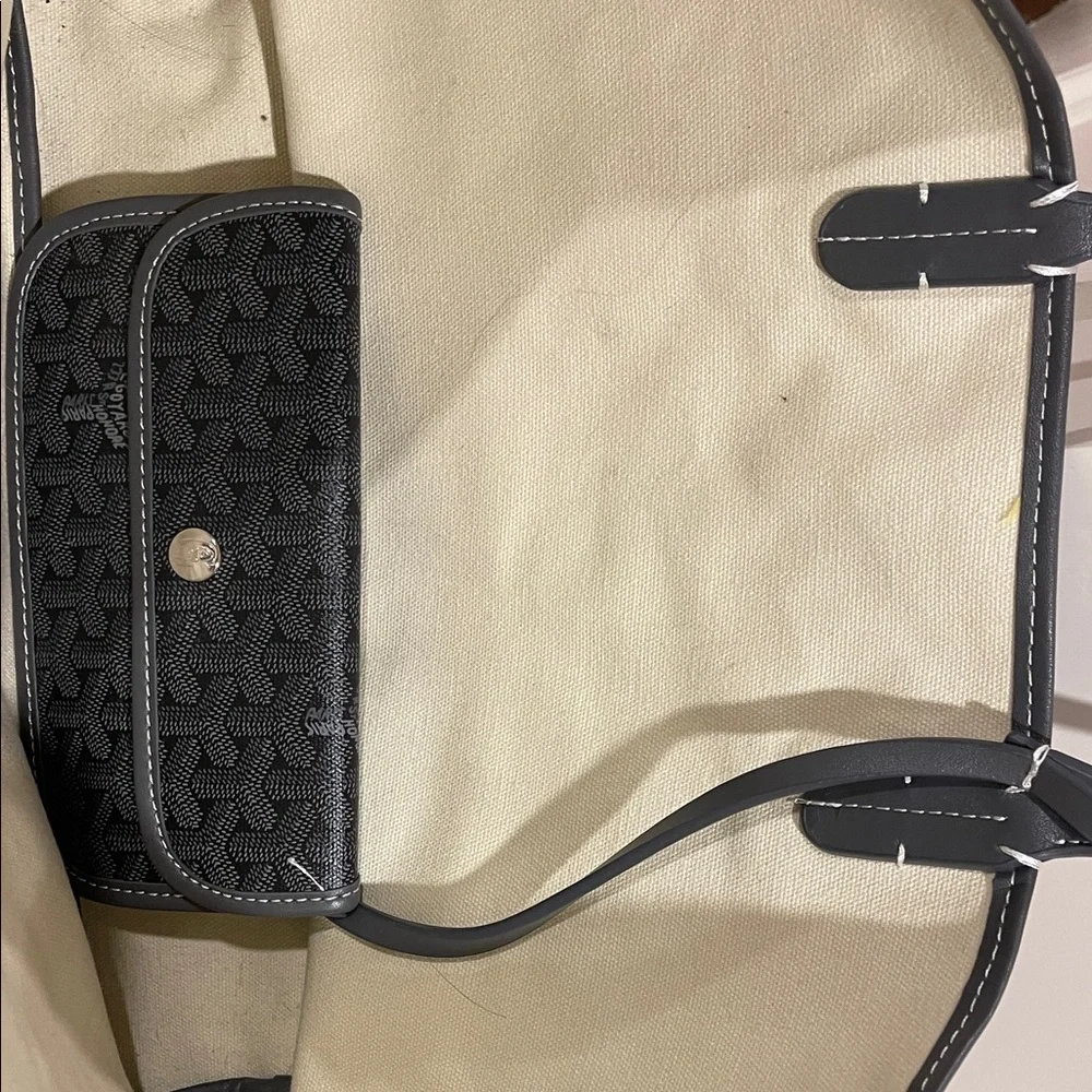 Stylish Black Tote Bag - Picture 2 of 2